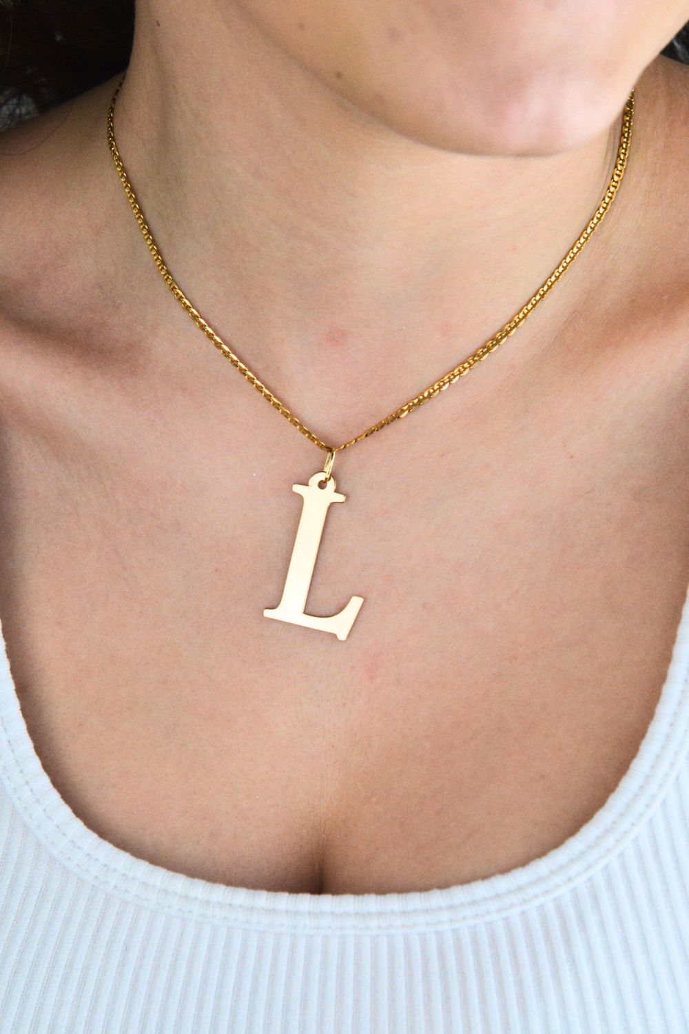 Złota zawieszka literka L ze złota próby 333. Wyrazisty, elegancki wisiorek z inicjałem. Idealny pomysł na prezent ✨ Diament.1.jpg